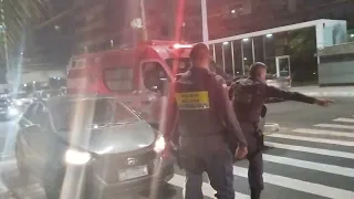 polícia abre caminho para ambulância