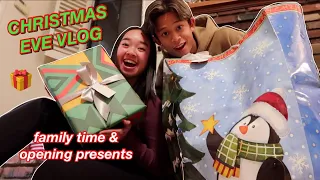 CHRISTMAS EVE VLOG 🎁 family time & opening presents | Vlogmas Day 24!