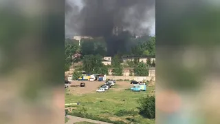 В Красноярске загорелась крыша складского помещения