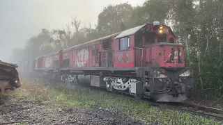 Trem comboio gigante com mais de 100 vagões com locomotiva de apoio Rumo..