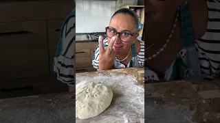 Pizza casera, muy fácil de preparar y una delicia 🍕 #shorts | La Mamá De Las Recetas