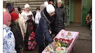 Близкие простились с утонувшей в бассейне челнинской школьницей. Следствие продолжается.