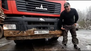 💥Весовоя. Попался с перегрузом на весах. С делянки тащат двойной тягой. Загнали в болото.