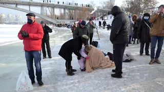 Водокрещение. Девушка завернувшаяся в одеяло после купания в проруби целует свою дочку.