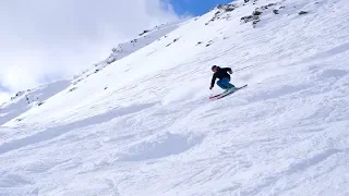 Skifahren lernen auf hügeligen/buckligen Pisten für Einsteiger