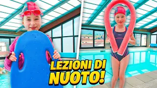 GIORGIA FA LEZIONI DI NUOTO PER LA PRIMA VOLTA!