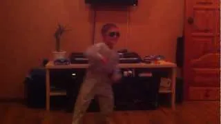 PSY Gangnam style танцует мальчик