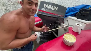 Lubrificando cabo de direção motor de popa