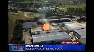 El gobernador Puerto Plata; Iván Rivera, da detalles de labor para mermar fuego en depósito Brugal