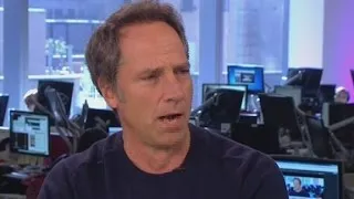 Mike Rowe sings opera on live television