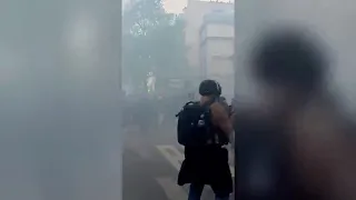 Violenze e scontri in testa al corteo del Primo Maggio a Parigi: le cariche della polizia