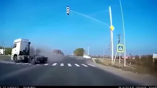 Tesla спасает от аварий. Tesla Avoiding Accidents.