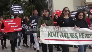 “Jepi zë zërit tënd”/ Si kaloi 8 marsi në Shqipëri, marshime-protestë në Tiranë, Durrës e Fier