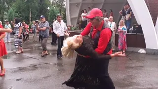 ПЕРВАЯ ЛЮБОВЬ ЗАИГРАЛА ВНОВЬ!🕺💃👍/ТАНЦЫ В ПАРКЕ ГОРЬКОГО ХАРЬКОВ ОКТЯБРЬ 2021