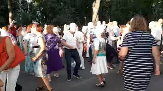 На теплоходе музыка играет!!!Народные танцы,сад Шевченко,Харьков!!!