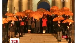 День боротьби з гендерним насиллям: у Києві Монумент Незалежності підсвітили помаранчевим