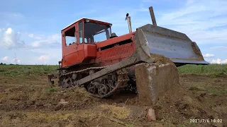 Копаем металлалом трактором ДТ 75 на заброшенной тракторной бригаде.