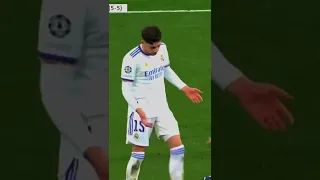 Valverde takes revenge for his teammate.. 😤