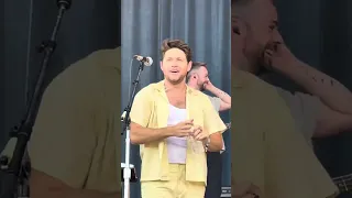 Niall Horan having fun with the crowd - Lollapalooza Paris