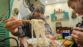 Trying Hanoi's Phở that went viral on Tiktok 🇻🇳