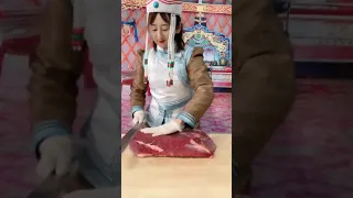 Amazing skills of Mongolian Chinese lady at slicing a slab of beef 內蒙古姑娘切牛肉 #Shorts