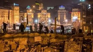 Ukraine: protesters in Kiev's Independence Square rebuild barricades