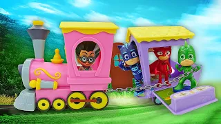 Видео про паровозик для игрушек - Герои в масках в парке аттракционов! Игрушки из мультфильмов