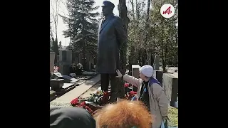 Памятник Жириновскому на Новодевичьем кладбище