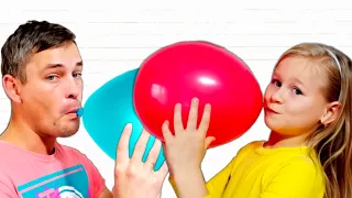София и папа учат цвета надувая воздушные шары