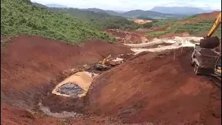 Escavadeira hidráulica no carregamento