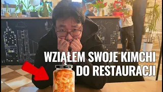 Koreańczyk bierze swoje kimchi do polskiej restauracji