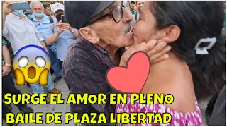 Surge El Amor En Pleno Baile de Plaza Libertad