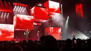 Shania Twain..Intro "Blue Storm" + Man I Feel Like a Women!..London 02 Arena..2.10.2018