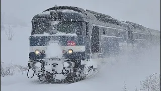 L' UN DES PLUS BEAU TRAIN D'EUROPE POUR UN MAGNIFIQUE VOYAGE FERROVIAIRE ENNEIGÉ A TRAVERS LES ALPES