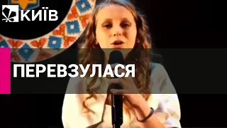 У Лисичанську дівчина, яка недавно співала про вільну Україну, радісно зустріла окупантів