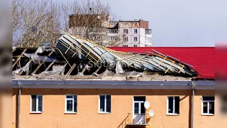 Сильный ураган снес крыши зданий в Ингушетии видео  Погода