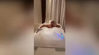 Солт Бэ демонстрирует свой отель за 100 миллионов долларов.  Salt Bae shows his $100 million Hotel