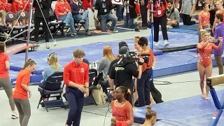 Auburn fans react to Suni Lee's 10 on bars vs. LSU