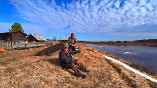 Новости с реки. Сходил на окраину села. Странная лодка на берегу. Мужики у реки ремонтируют лодки.