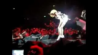 Lady Gaga : a japanese fan climbs on stage