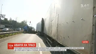 На в’їзді в столицю утворились затори внаслідок трощі вантажівок