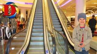 Эскалатор для детей. Learning to use the escalator. ВЛОГ Катаемся на Лифт и эскалаторе в ТРЦ