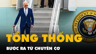 Tổng thống Mỹ Joe Biden bước ra từ Chuyên cơ Không lực 1 tại sân bay Nội Bài