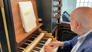 Ton Koopman speelt op en luistert naar het orgel in de Westerkerk in Enkhuizen