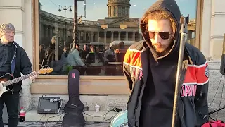 Уличный музыкант Глеб Васильев выступает на Невском проспекте в Санкт-Петербурге...