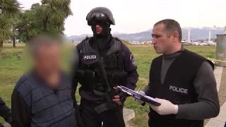 პოლიციამ ბათუმში 2 ნარკორეალიზატორი დააკავა