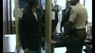 Michael Jackson arrives late for his court appearance