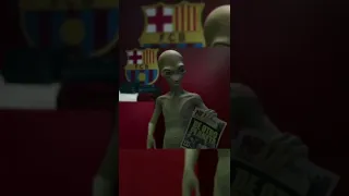 Suarez protects Messi from aliens.. 🤣👽