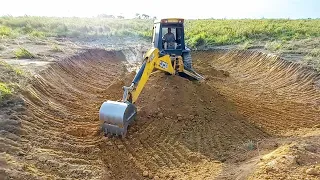 Retroescavadeira Fazendo Reservatório de Água Pro Gado