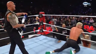 The Rock y Roman Reigns destruyen a Cody Rhodes - WWE RAW 1 de Abril 2024 Español